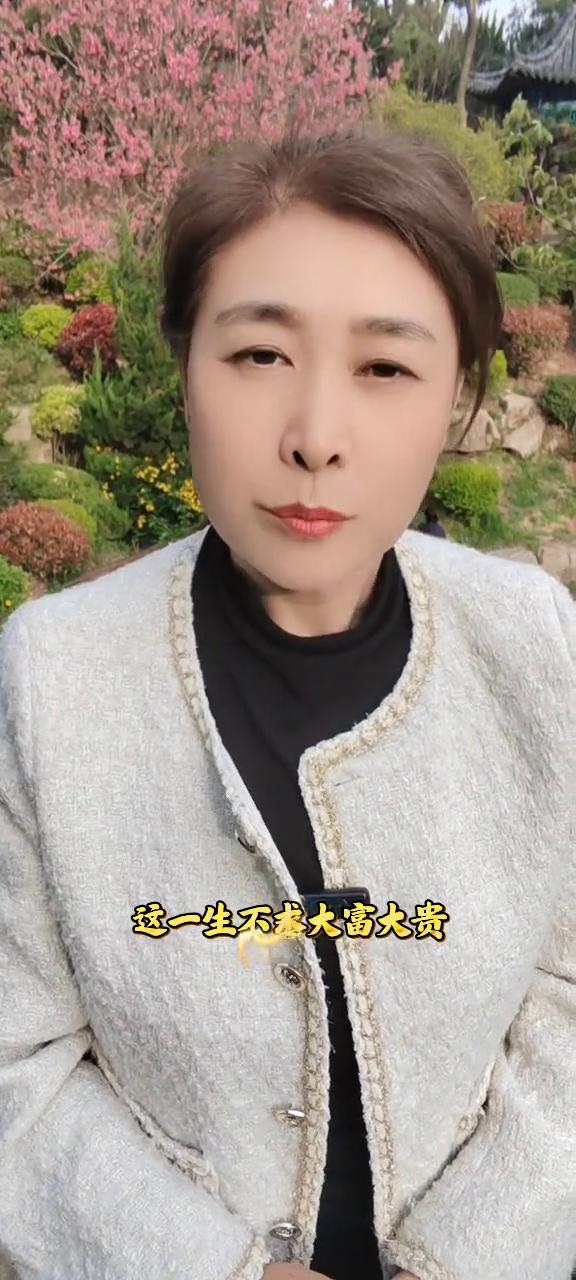 致屏幕前的你。
屏幕前的你，请一定好好答应我，往后日子好好照顾自己，记得时刻保持