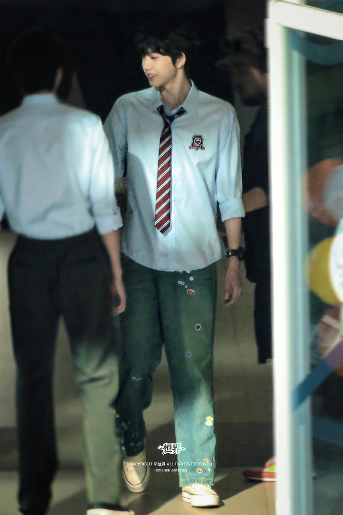 陈奕恒蓝色格子衫短裤清爽感陈奕恒林清源清爽学长 陈奕恒林清源清爽学长，陈奕恒蓝色