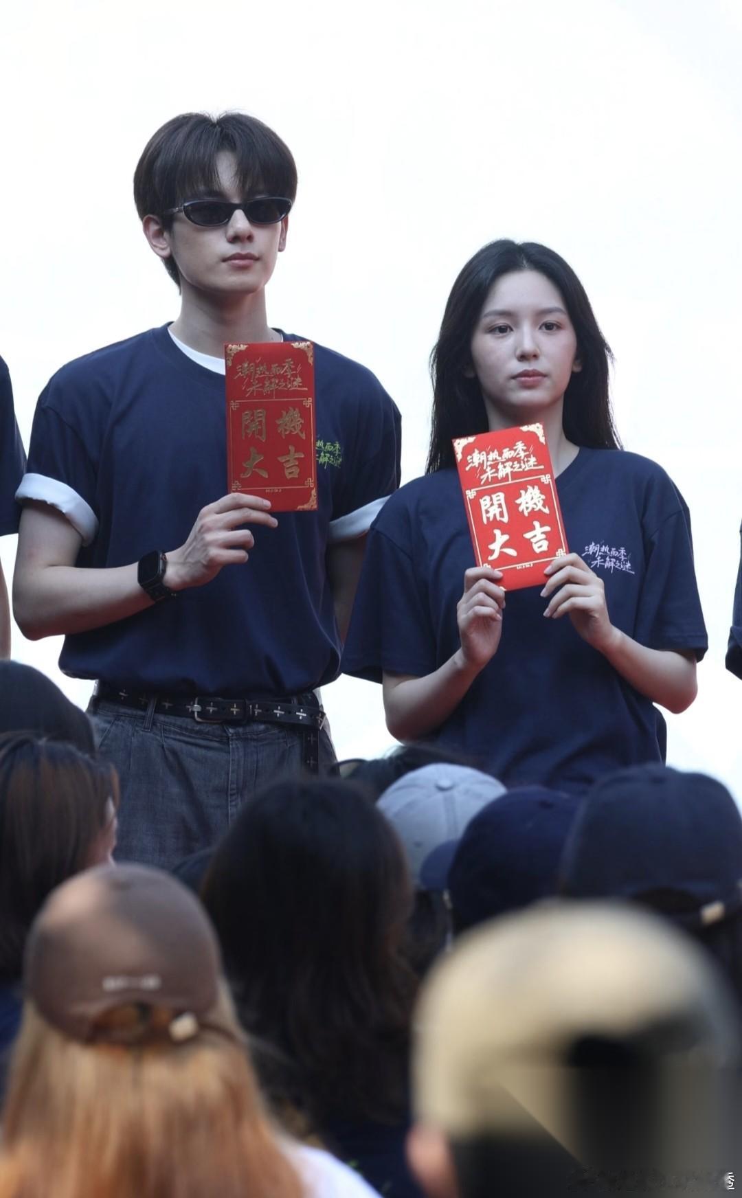 周也恋情曝光后首次进组，好消息是，资源没受到影响，还能接到正儿八经的现偶女主；坏