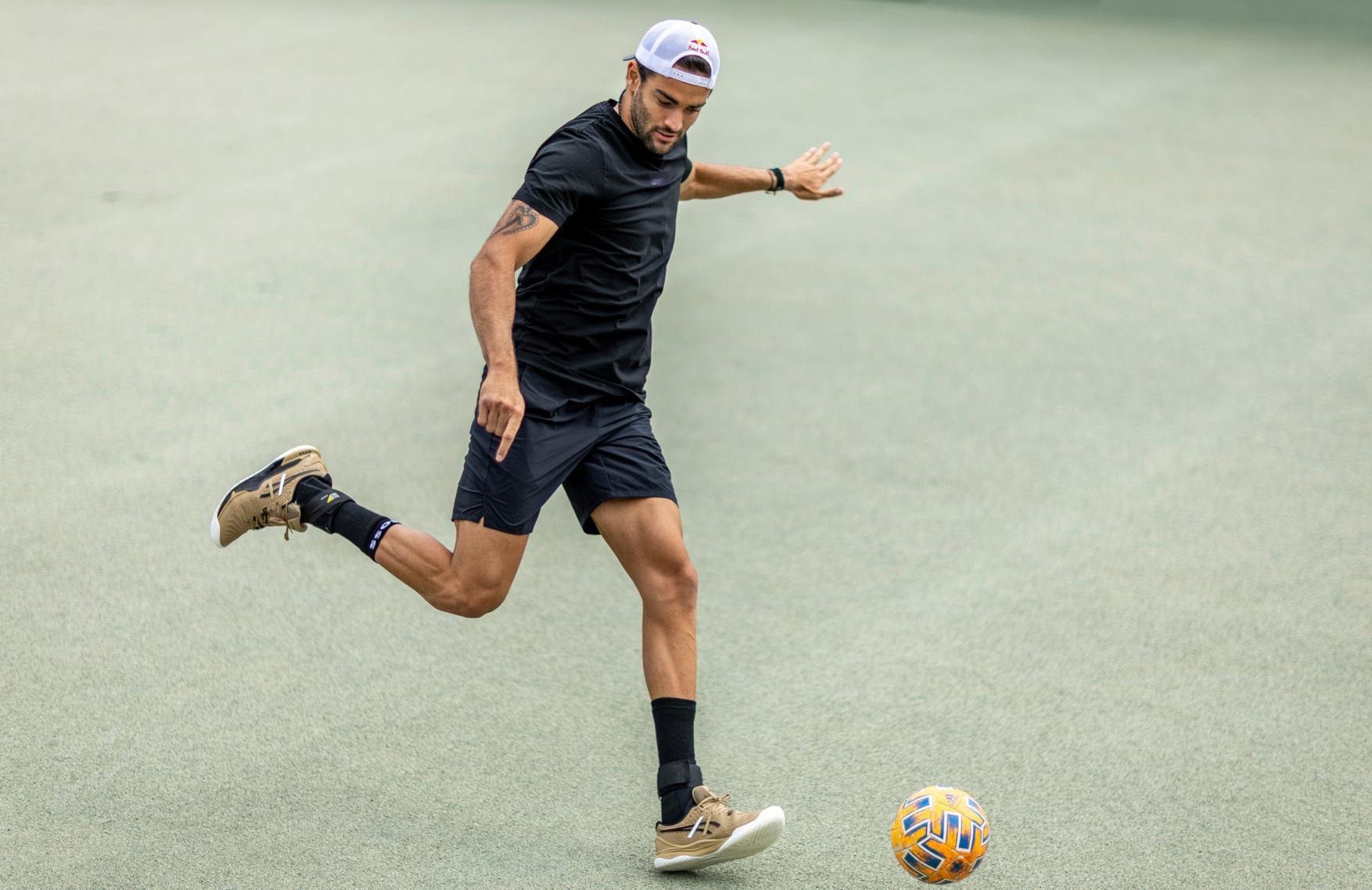 在草地上运动✅️球类项目✅️由此可证，🎾=⚽，对吧😉#追求卓越# #欧洲杯#