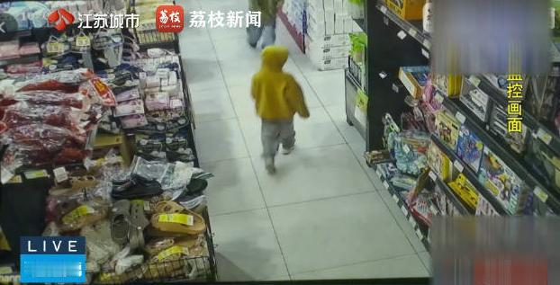 必须严惩！淮安妈妈带娃逛超市被拖把指着孩子骂，气到当场晕死，医生：呼吸性碱中毒差