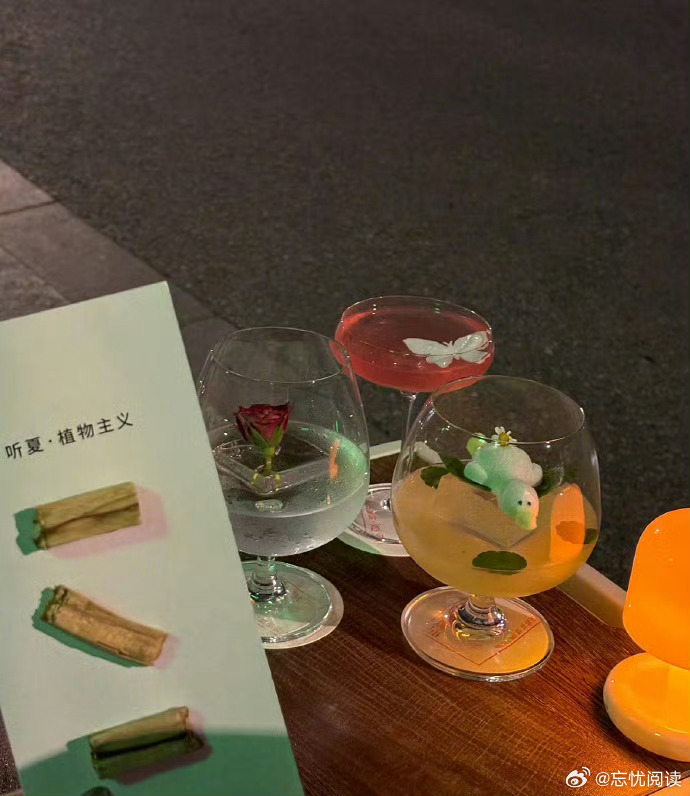 我会在没有人的黑夜，深深检讨自己的缺憾。但我不愿在众目睽睽之下，把自己像次品一样