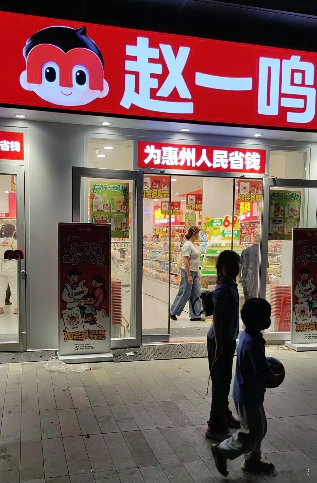 楼下商铺不足 50 米的范围内，竟有三家便利店（美宜家、天福、易站），竞争之激烈