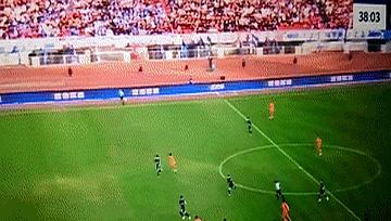 中超联赛最后一轮，山东泰山客战武汉三镇，上半场第38分钟，克雷桑助攻，泽卡带球突