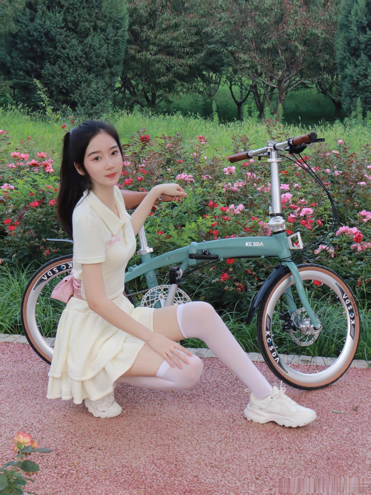 穿过膝白丝骑自行车～ ​​​