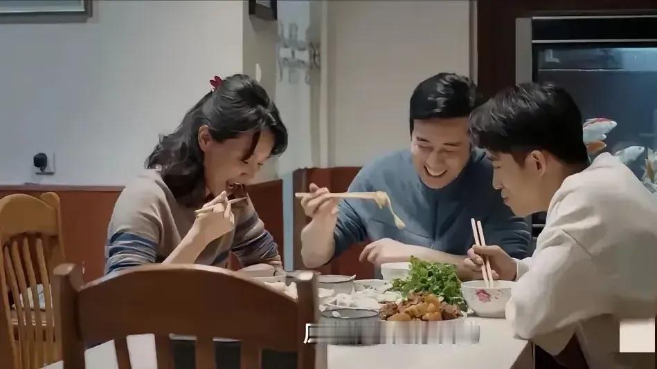安冬在《我是刑警》剧里，管于和伟喊“秦爸”，有网友吐槽：“关系户，没有边界感，不