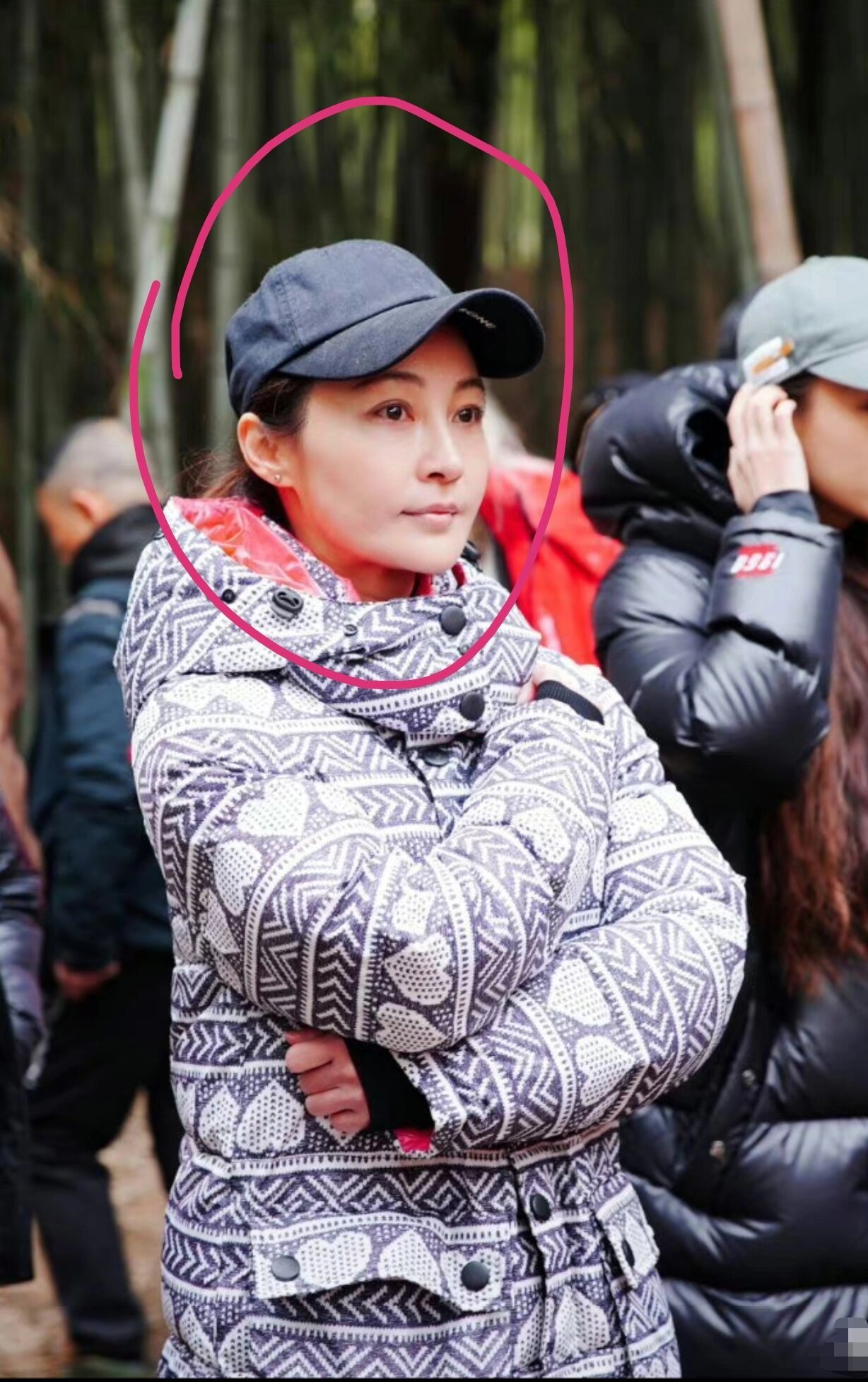 姚笛近况曝光，疑似转行当导演，指导的新剧开拍！条幅透露野心，电视剧想分账过亿！ 