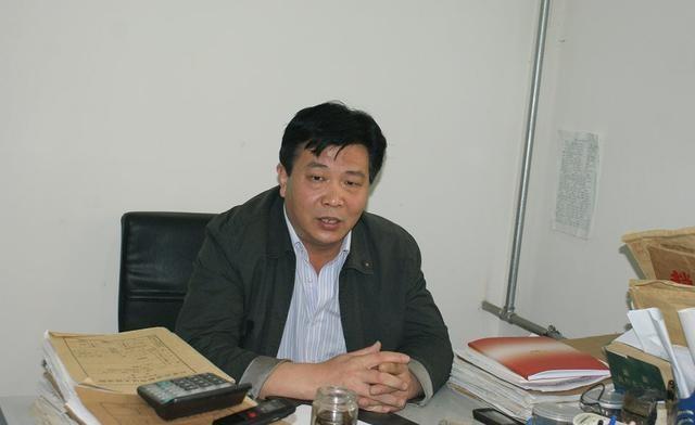 1997年抢劫运钞车79万元劫匪潜逃多年，竟混进河北法院担任副局长，最后却因烟头