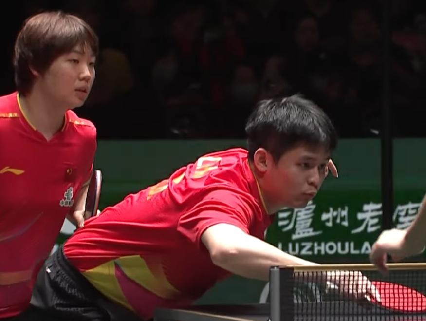 突发！卡尔森直接被裁判扣分了，
卡尔森不服挑战了鹰眼，
结果自己都笑了，
因为确