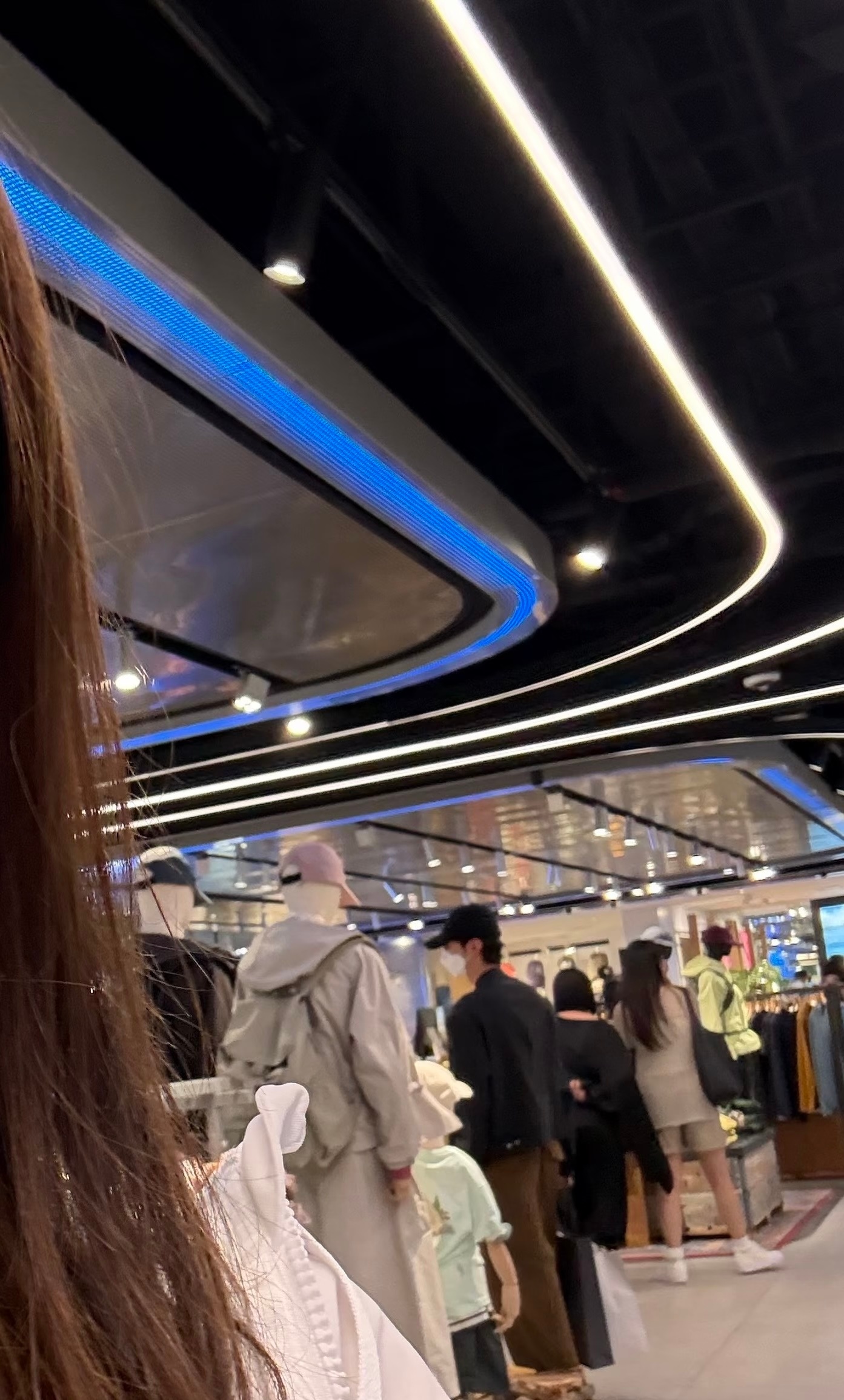 韩国偶遇陈哲远购物网友韩国购物偶遇陈哲远 哲远这小子就到🇰🇷大买特买来的[笑