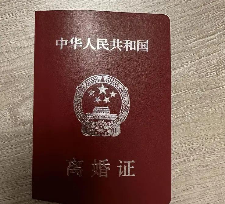 太猎奇了！67 岁老翁出轨妻子闺蜜，数年转账 8.6 万，原配起诉全额追回。
