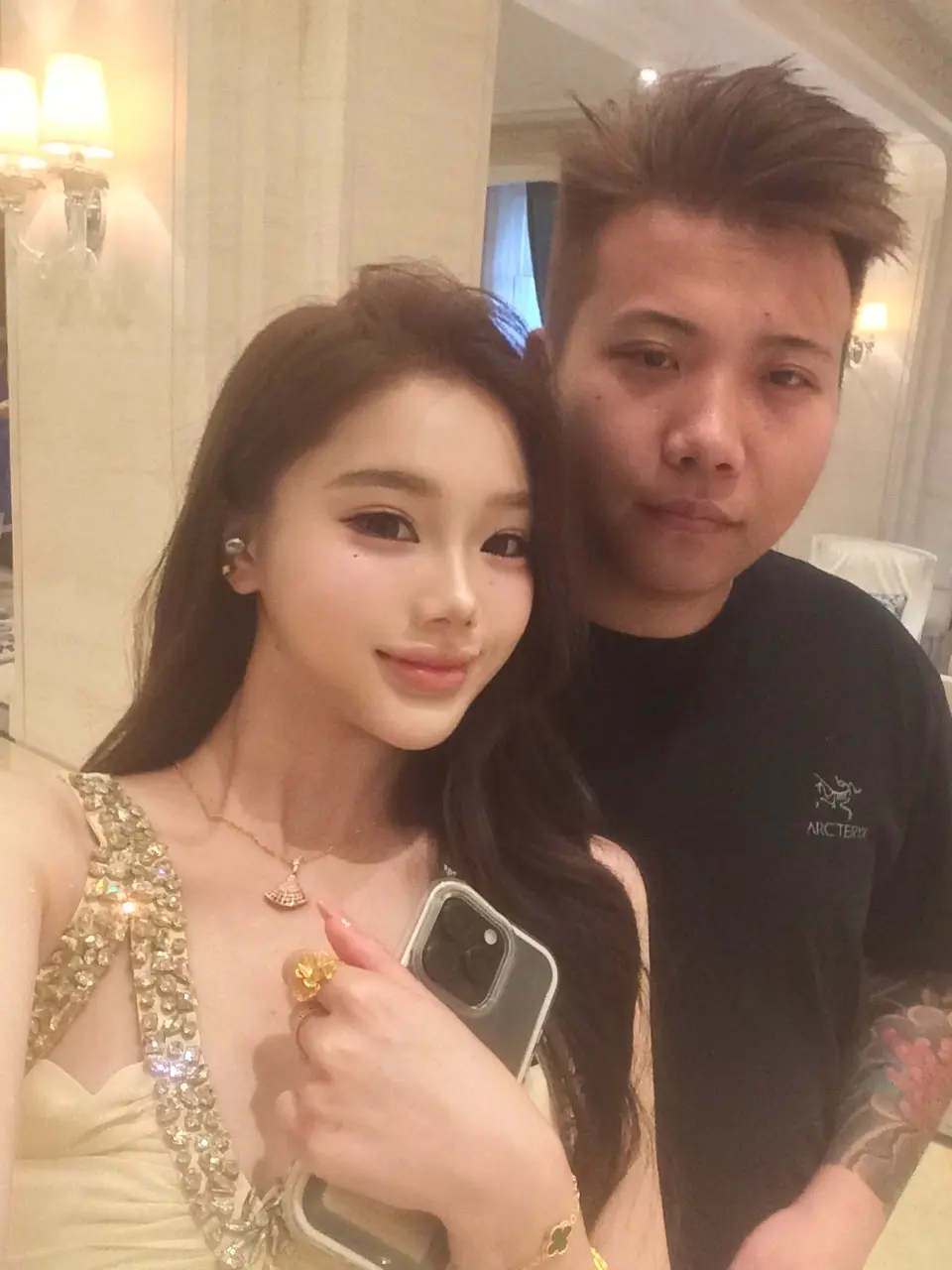 你和那个女孩的互动我看了 和刚开始的我们一样 你甚至更爱她一点