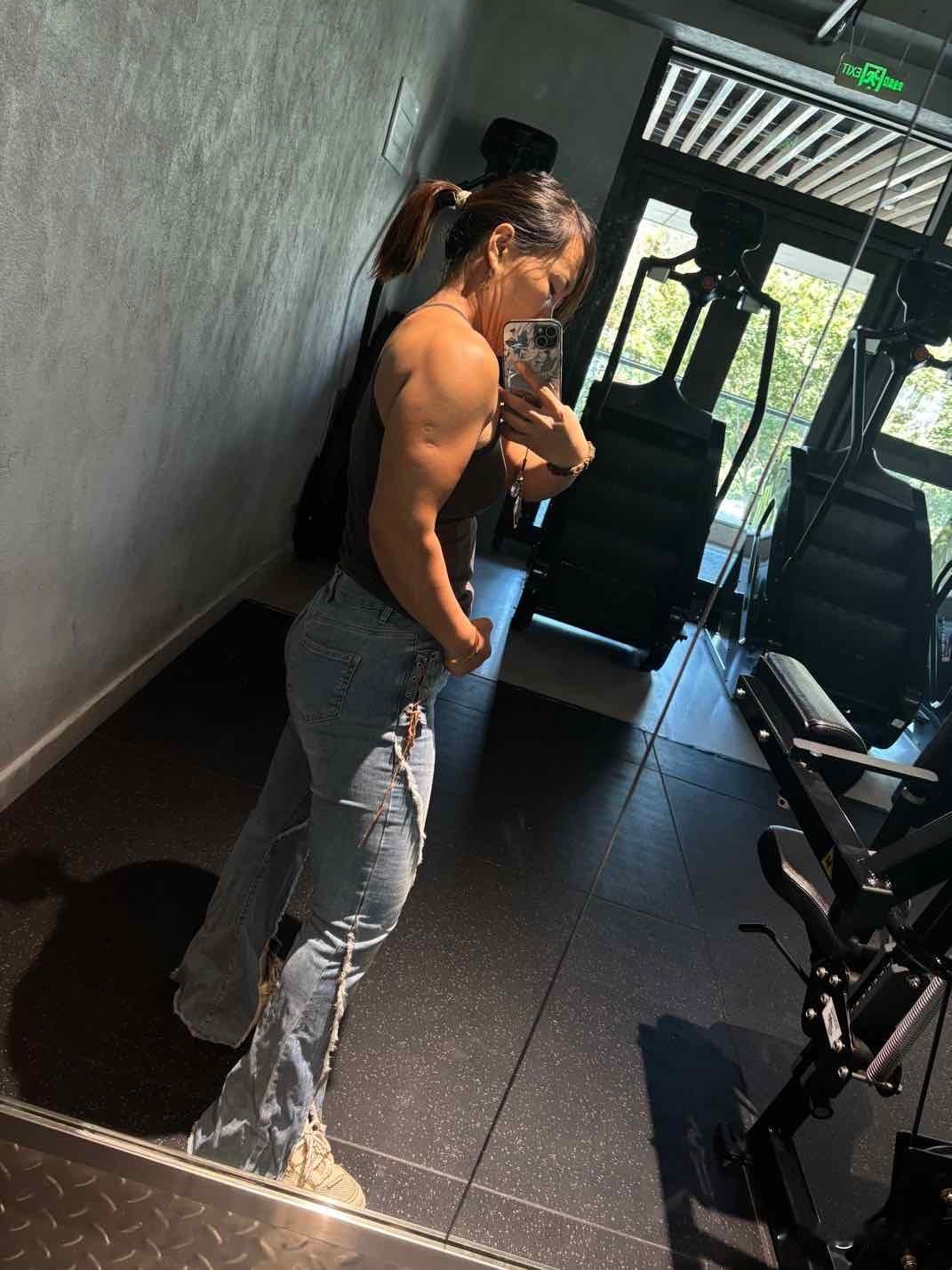 我的一位姐妹练成这样，不知道你们喜欢吗？
这是我公司扫地阿姨，每天都去健身，练的