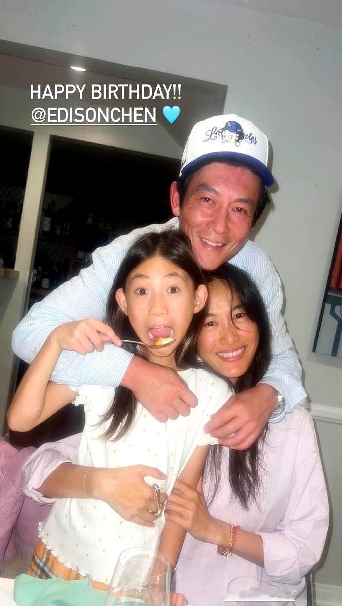 45岁谢霆锋和45岁陈冠希，站在一起像两代人。
 
演唱会上，汗把背心浸透，谢霆