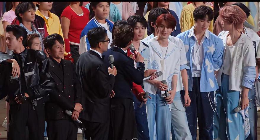 湖南台跨年夜，零点倒计时时舞台中央热闹非凡，何炅却默默做了件暖心事。他主动把王嘉