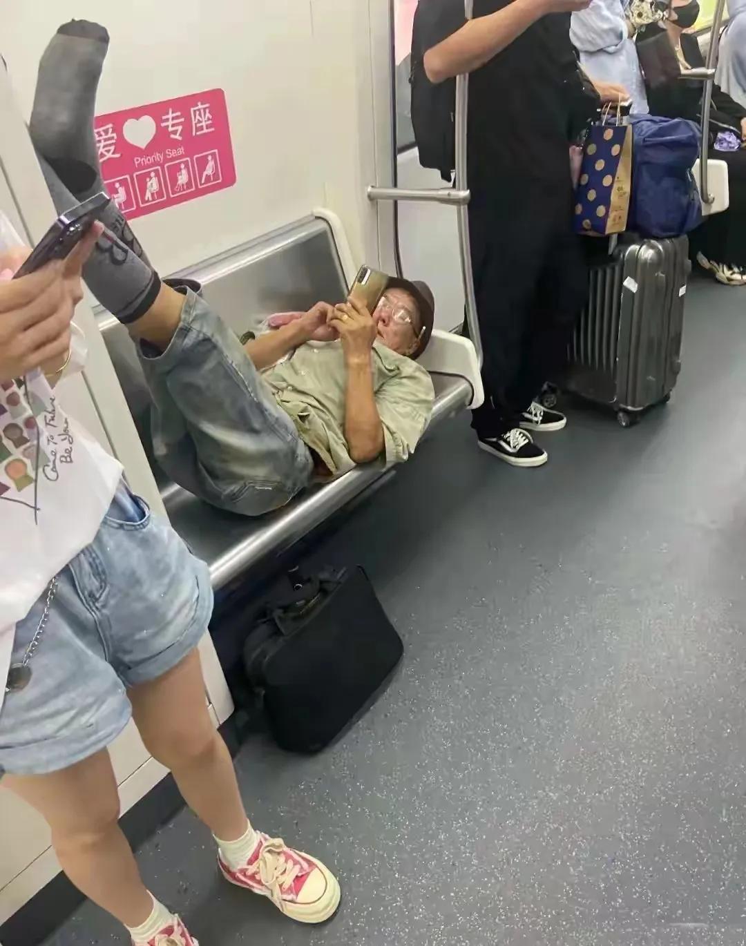 在地铁上令人愤怒的一幕！在广东的一趟地铁上，车厢里的座位上都坐满了人，甚至有的人