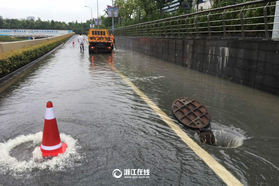 【风雨中的坚守！台风“巴威”过境，义乌全城迅速恢复秩序】7月12日，受今年第9号