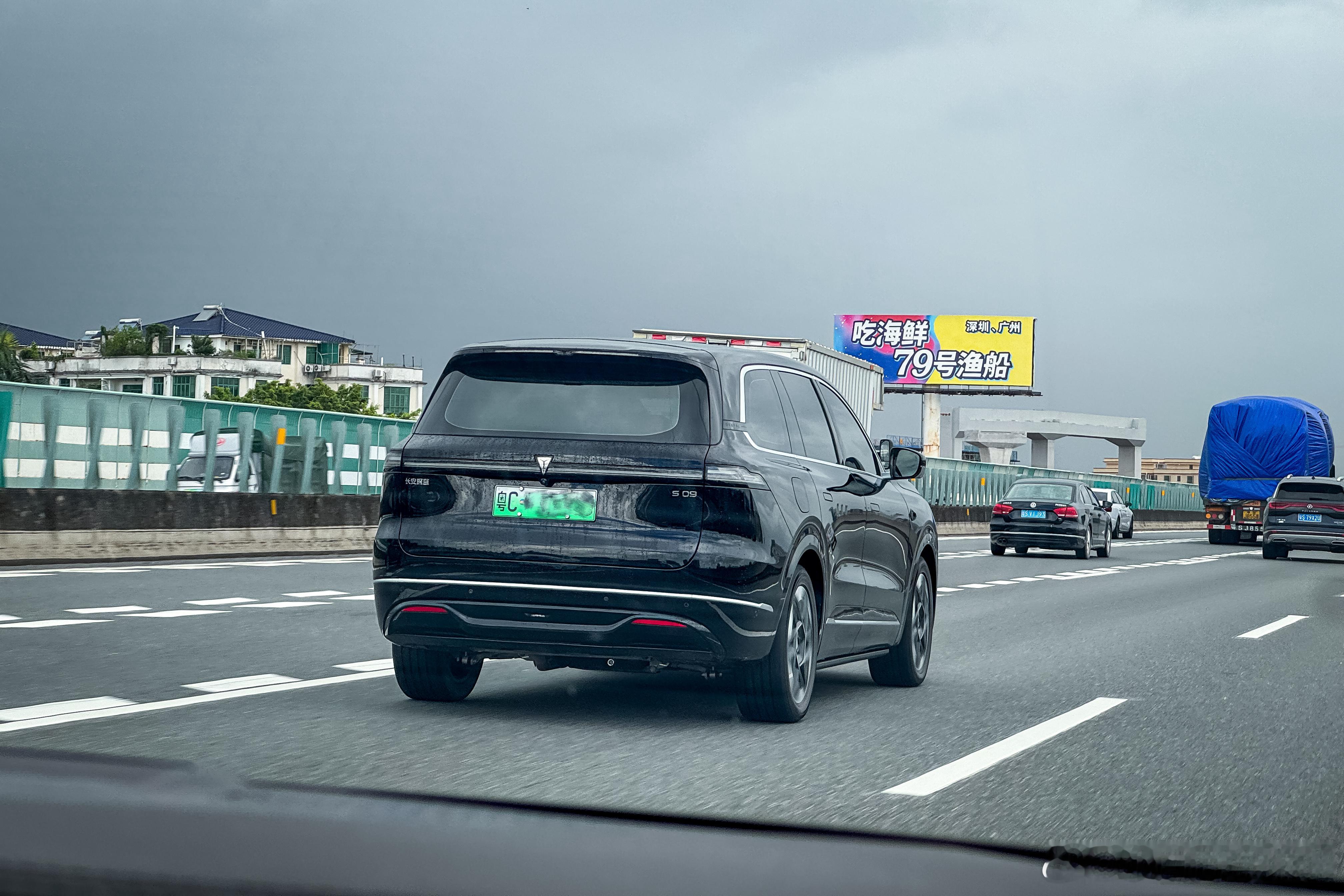 偶遇交付的深蓝 S09，空间、智能化都不错的一台车，但网上声量确实一般。新能源汽