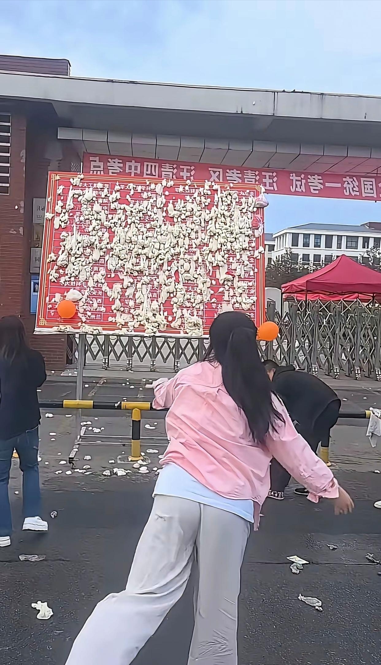 学校这么做太不应该了吧，这也太浪费粮食了 