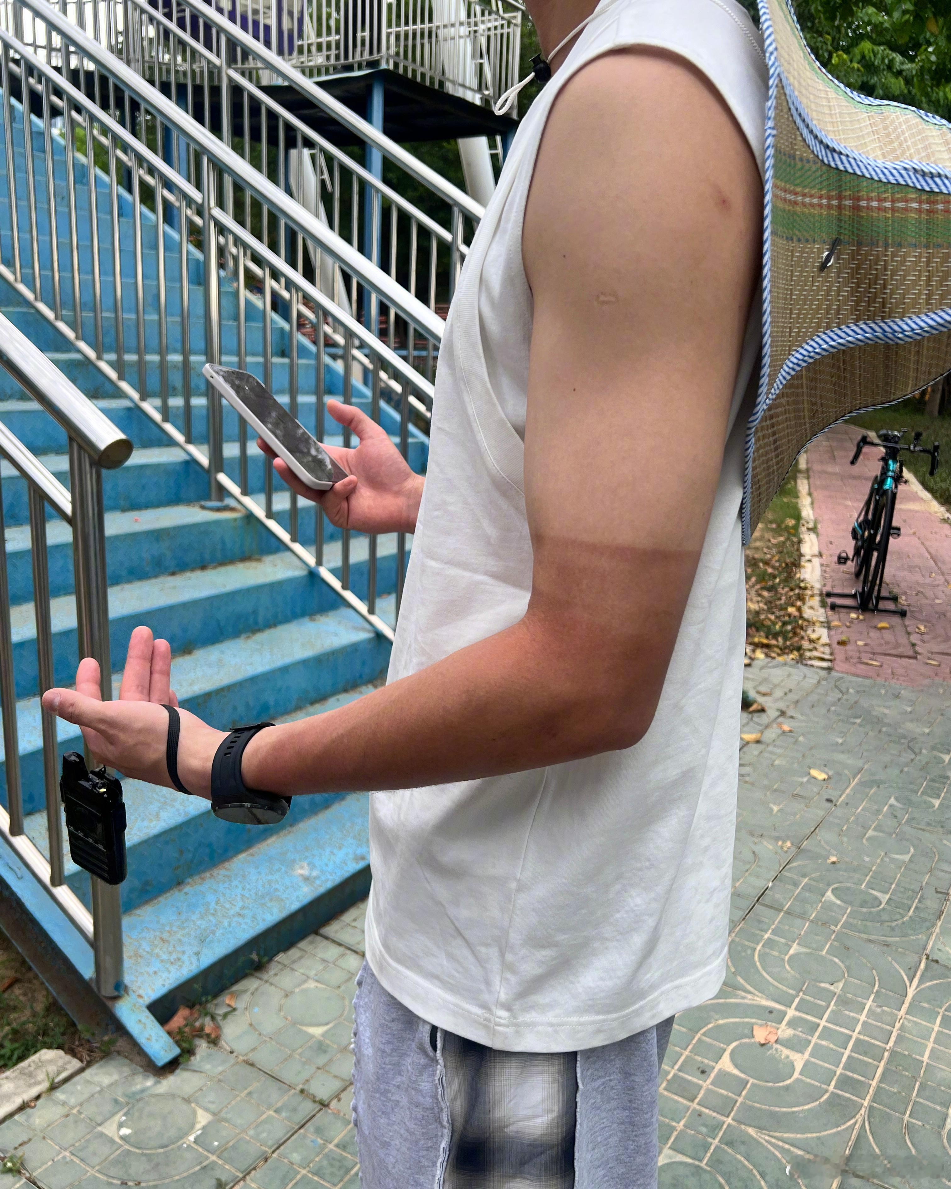 吴磊晒黑后的身材好火辣这大胳臂配上巧克力冰袖的质感好曼妙