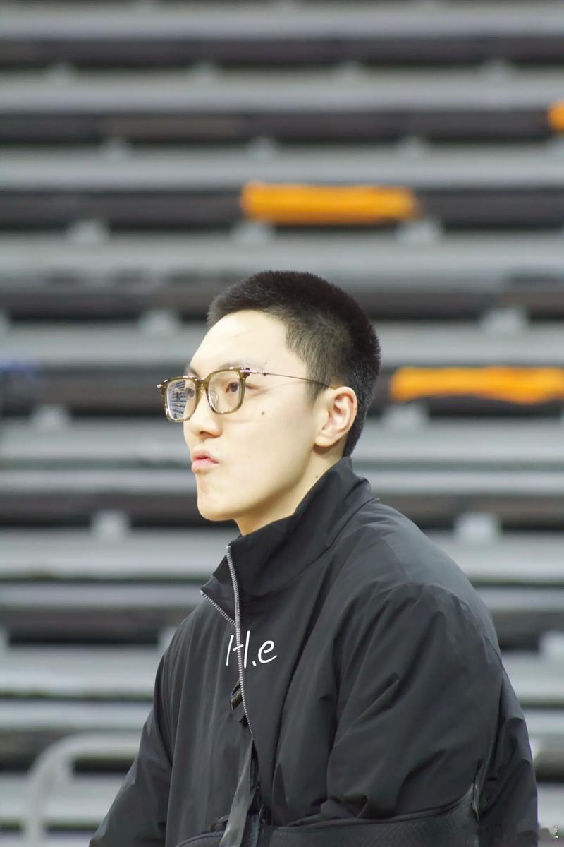 胡明轩cba 胡明轩谈膝伤：持续性的伤全运会就有了，在场动作慢半拍不敢发全力。近