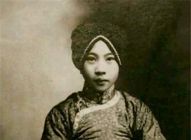 1925年，24岁的青楼女子张素贞正在接客。然而，当她开始宽衣解带时，一把枪却抵