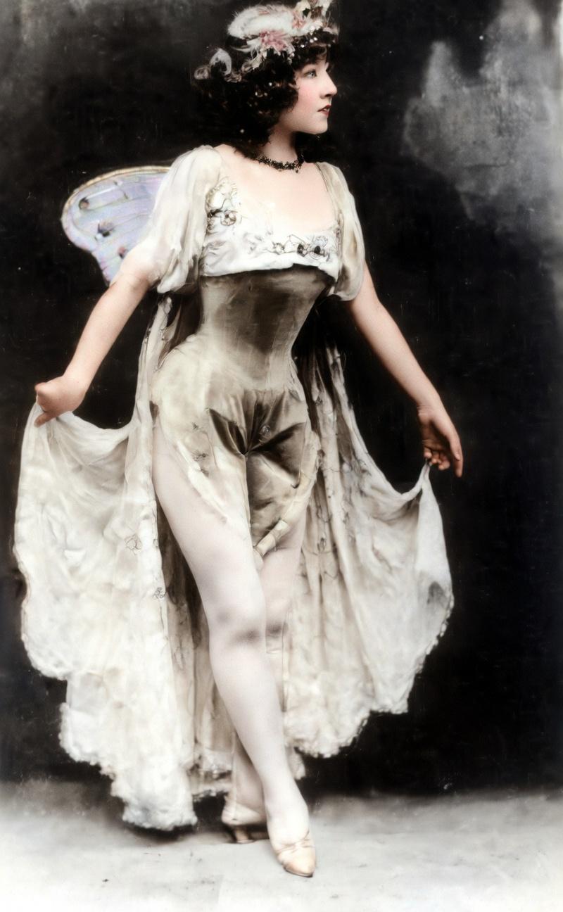 这是一张拍摄于1902年法国巴黎的舞台剧照，主角是中国近现代舞蹈先驱、慈禧御前女