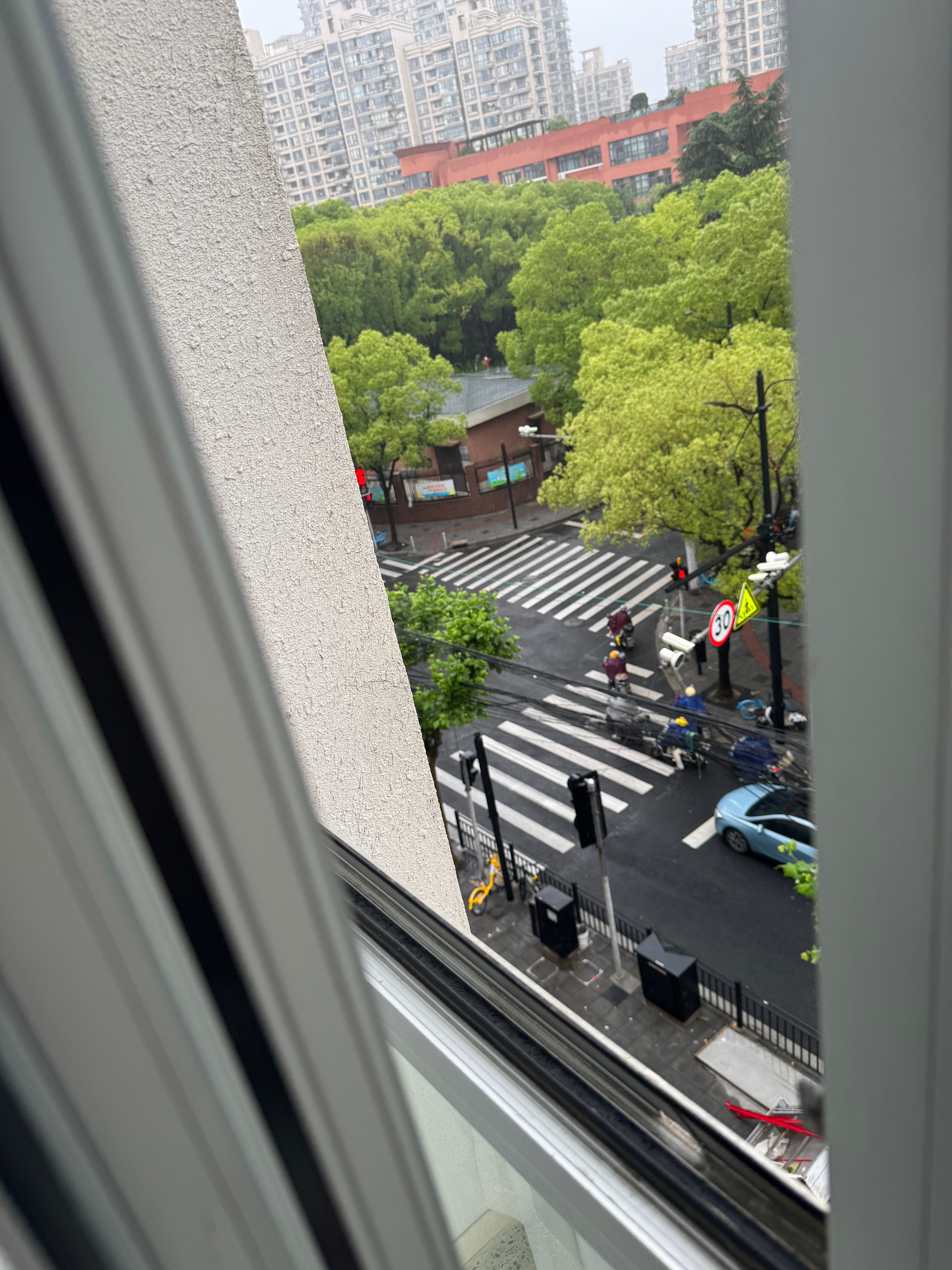 我说为什么这两天外面的车声音这么大…我寻思新窝隔音不好吗 还打算抽空问问前台原来