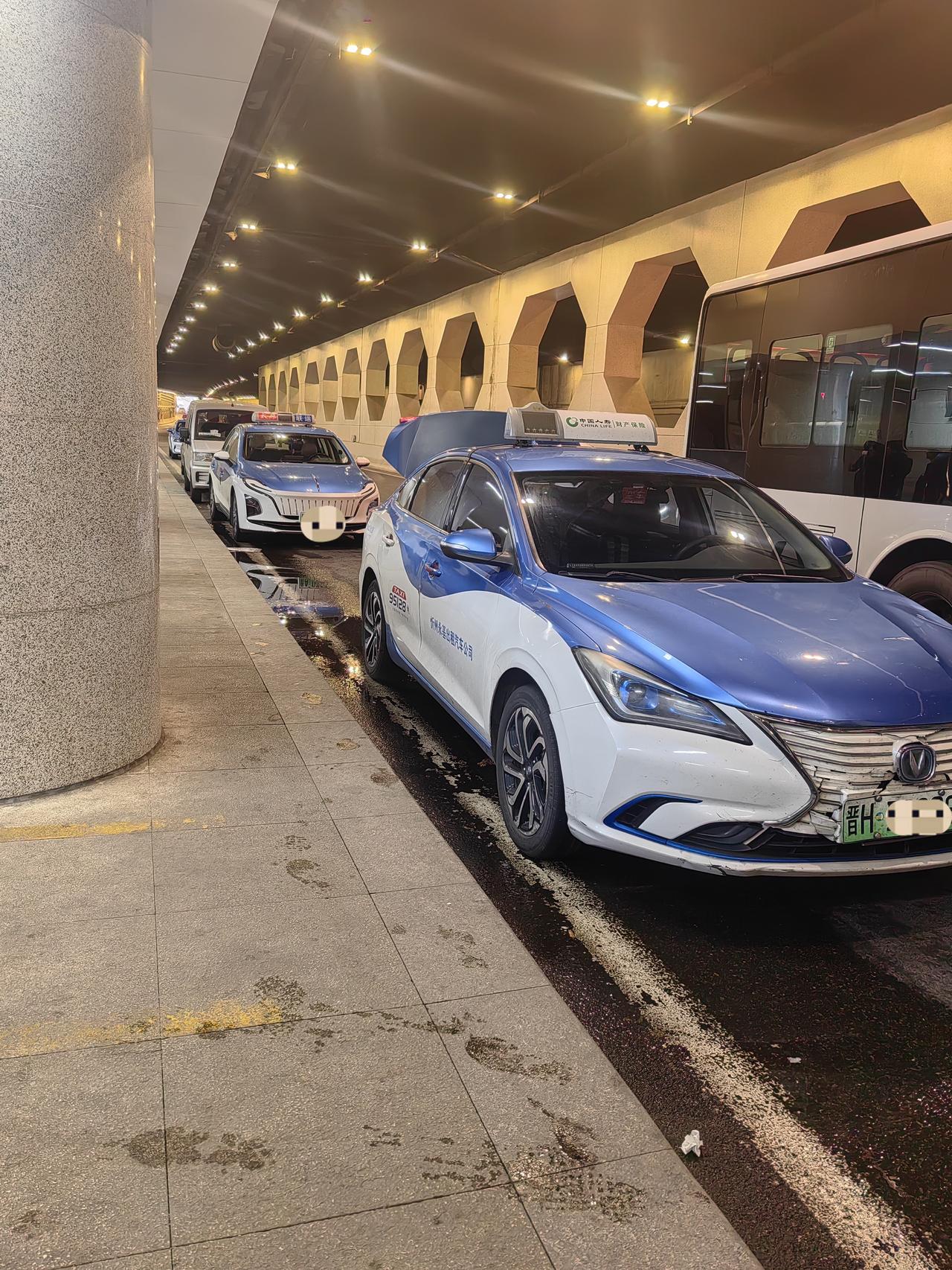 出租车在公交站趴活

近来数次经过火车站下穿公交站，还个样子成常态了，好像出租车