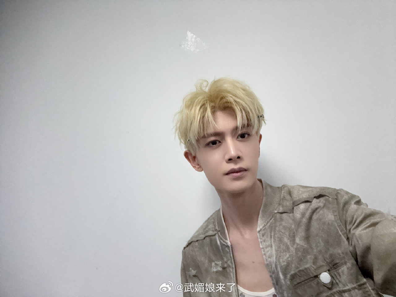 爱豆任嘉伦[舔屏]这脸太能打了，只看脸20岁不能再多[爱慕][爱慕]粉演员送爱豆
