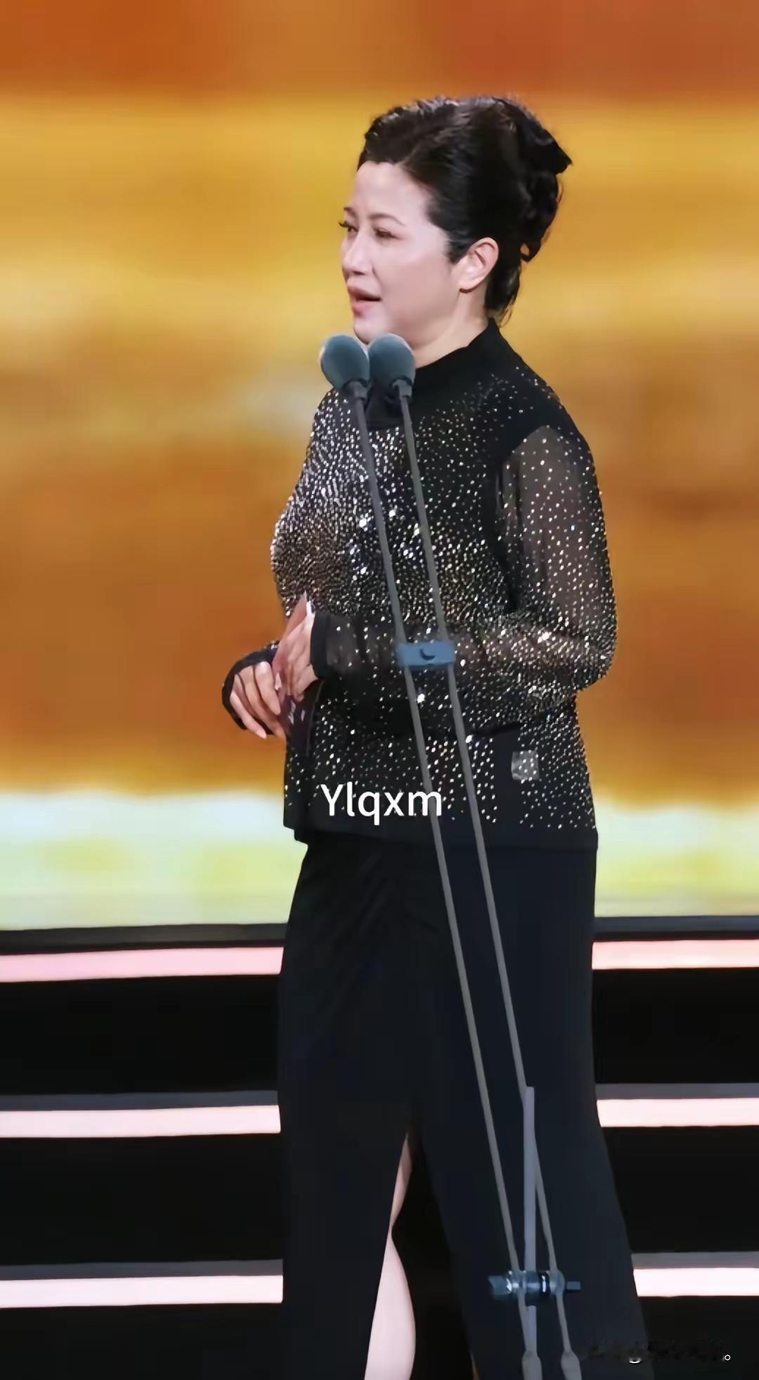 我承认她演技出色，但要说她漂亮，我实在不敢苟同。
曾经喜欢她，是因为她精湛的演技