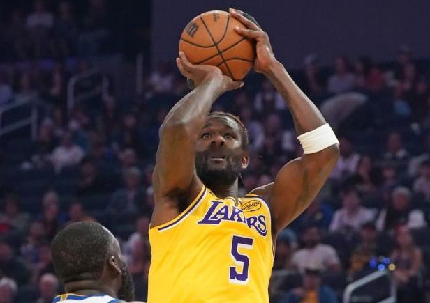 NBA常规赛，湖人以116-114险胜太阳。艾顿此役非常高效，11中10砍下20