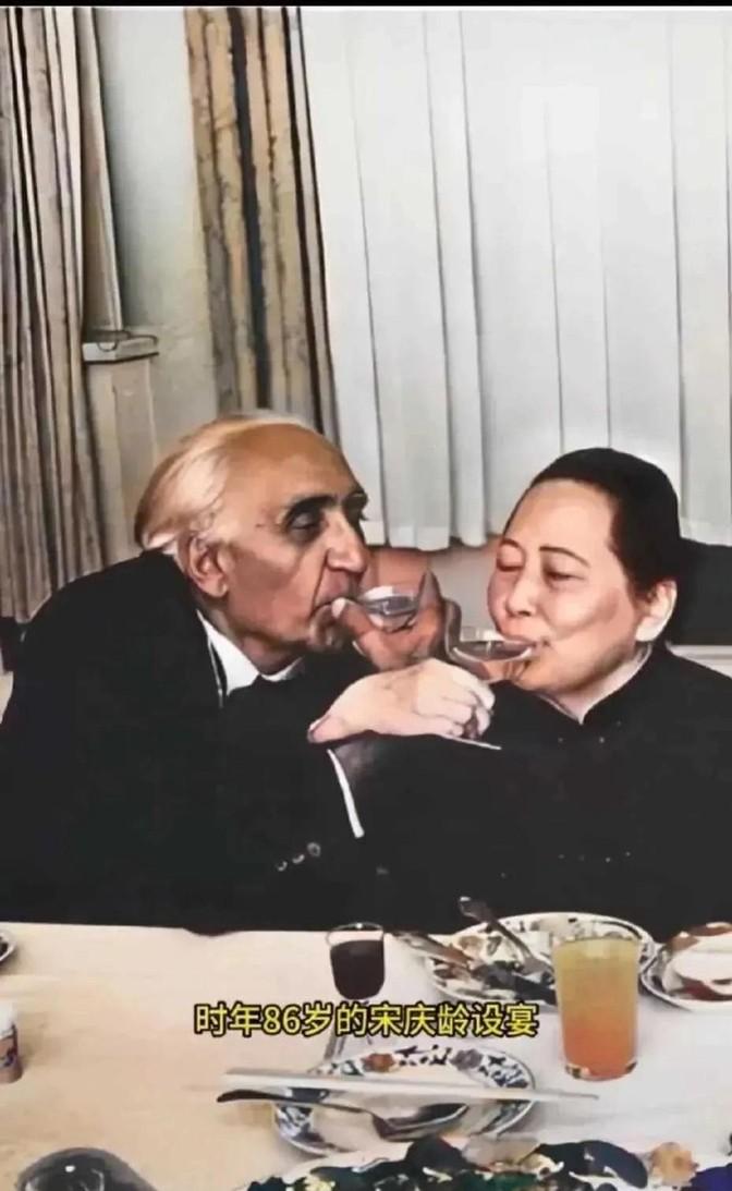 1979年，86岁的宋庆龄与70岁的马海德在北京寓所留下珍贵瞬间：两人手持酒杯相