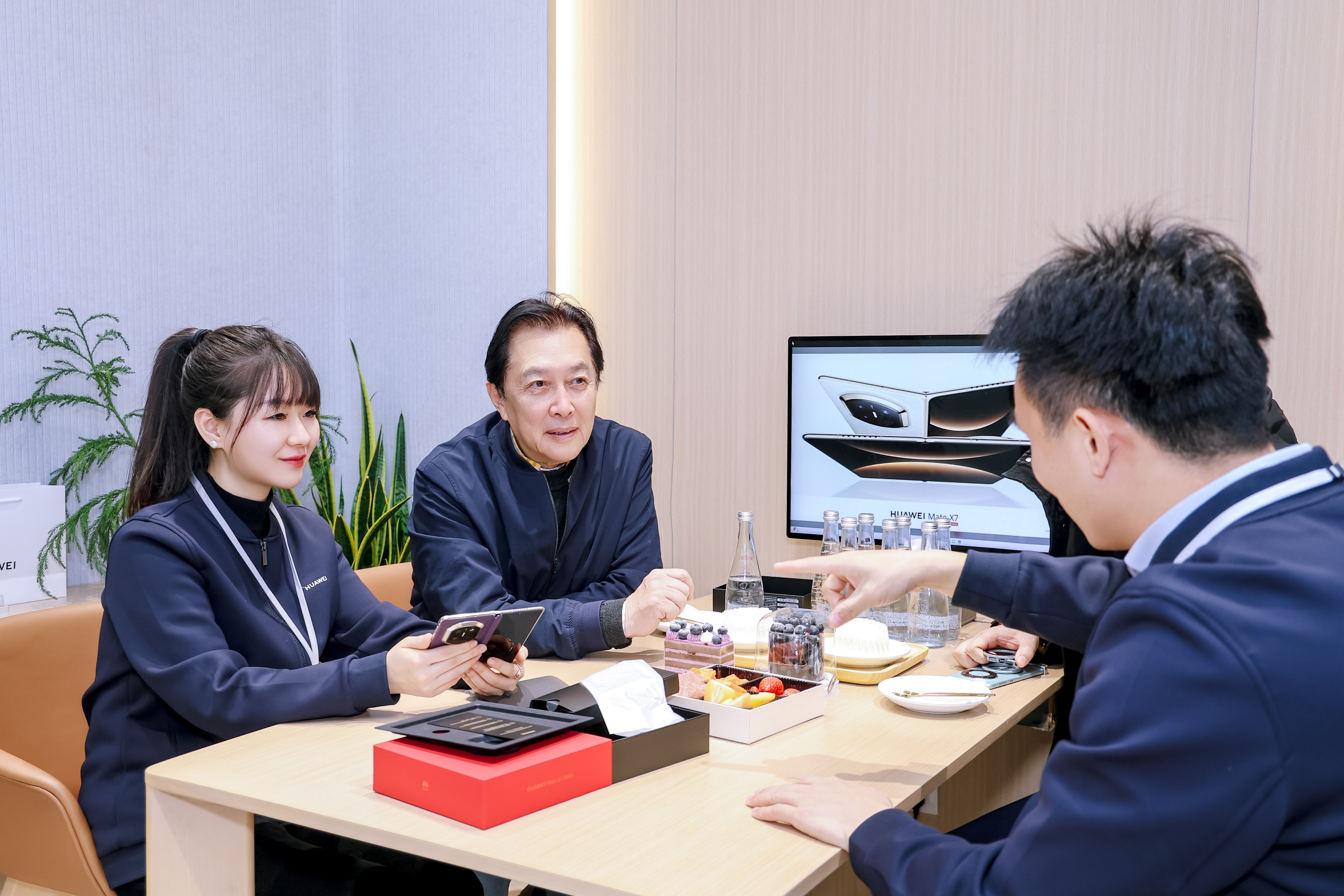 全国各地华为门店成偶遇明星现场偶遇唐国强北京逛街破案了，能让明星们出现在各地的华