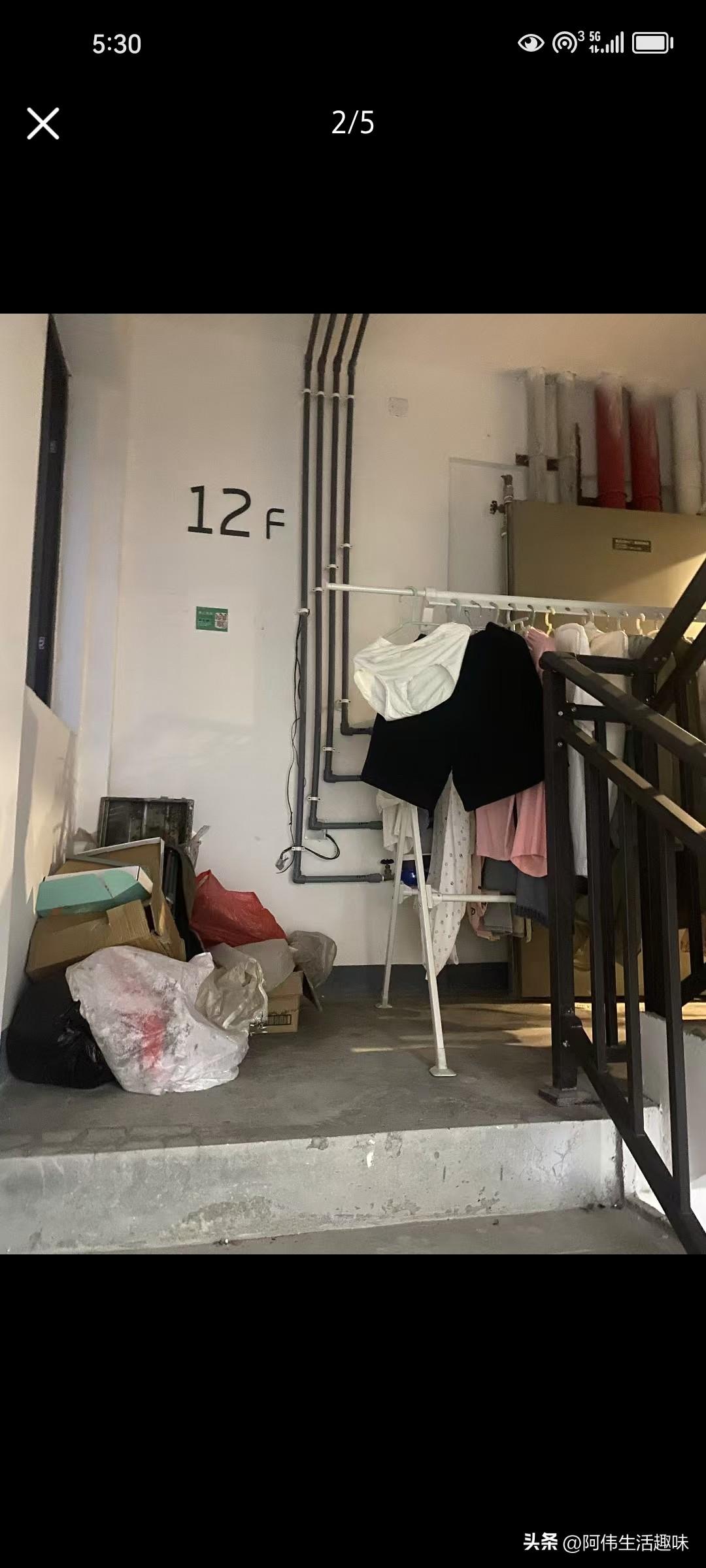 喜欢在楼道公共区域晾晒衣服的多数都是年纪大的吧？换做年轻的夫妻比较注重私密保护，