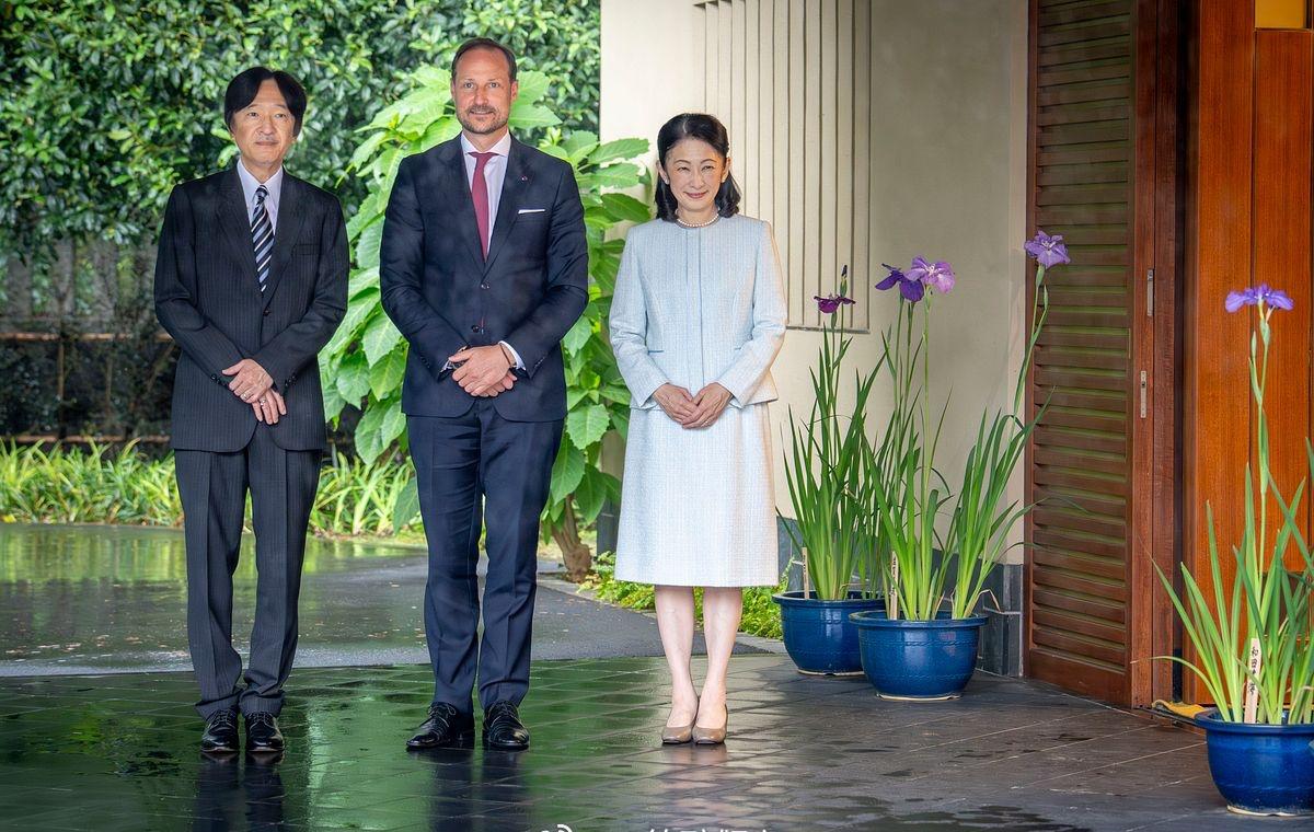 据报道，秋篠宮文仁亲王夫妇确认会出席挪威国葬🇳🇴天皇按惯例是不出席国葬。 ​