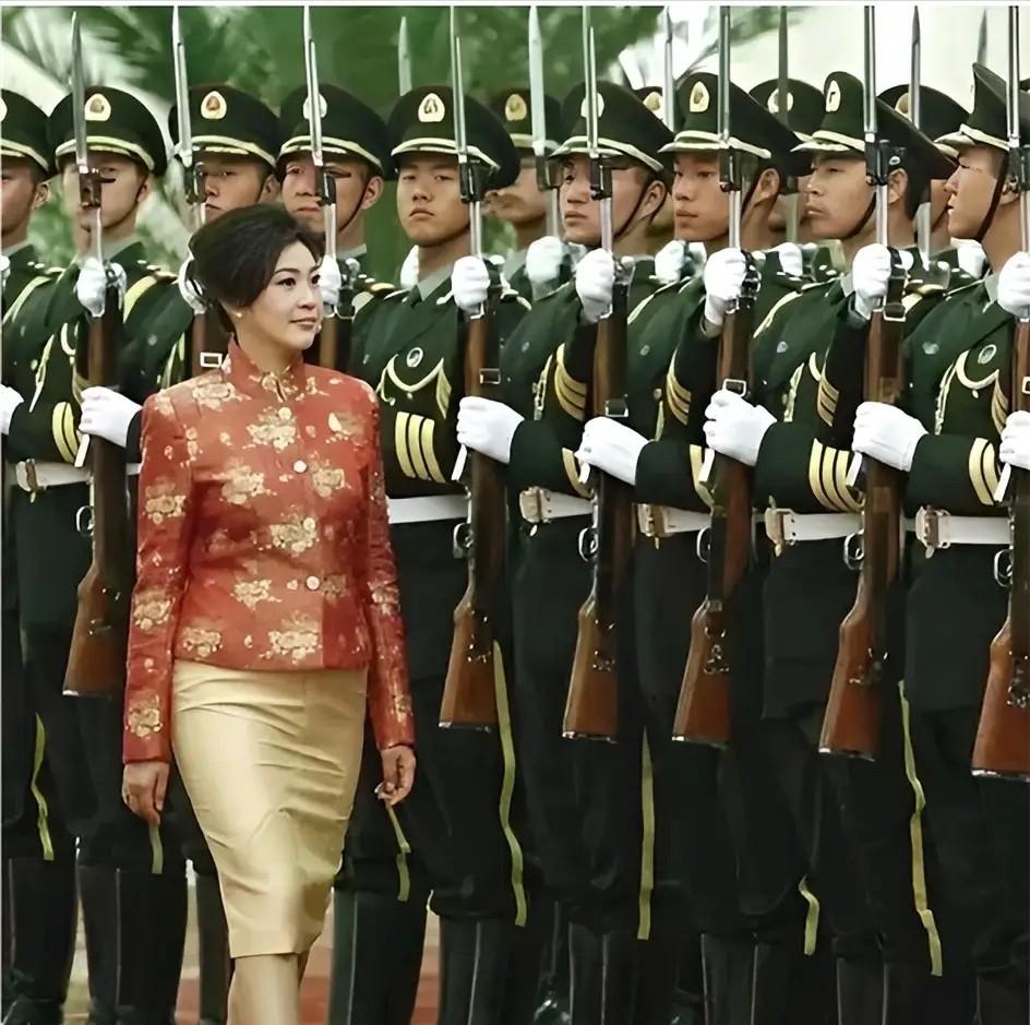 1 米 73 的个子踩着细高跟走上演讲台，你敢信这是一个差点把整个亚洲男人魂都勾
