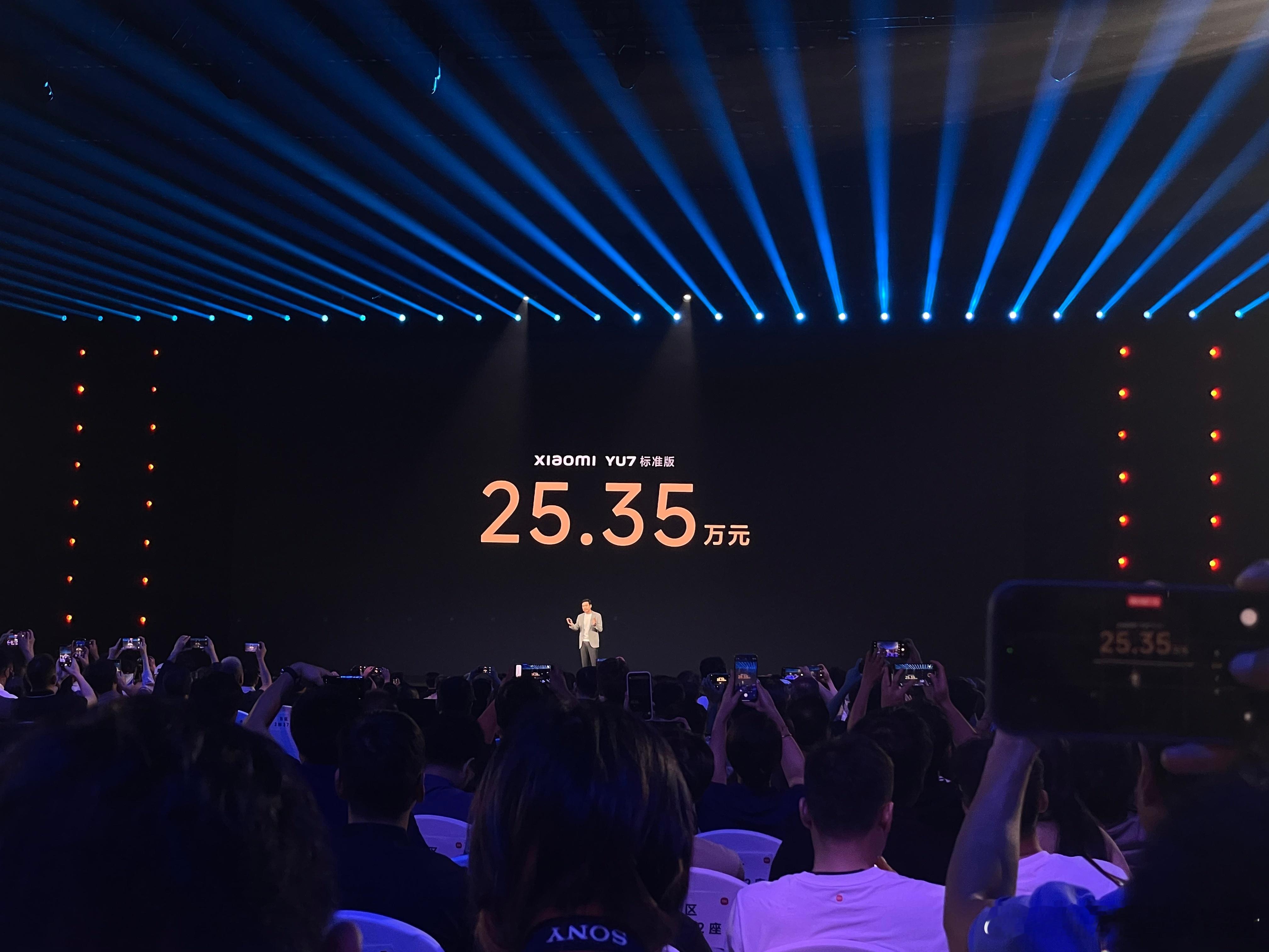 小米 YU7 的价格来了[憧憬]- 标准版 25.35 万元- Pro 版 27