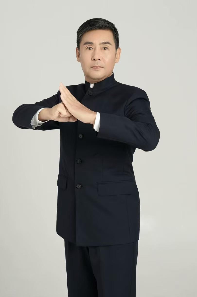 1990年雨夜，全国武术冠军赵长军打车遇三个嚣张年轻人抢座，劝阻无果后双方冲突，