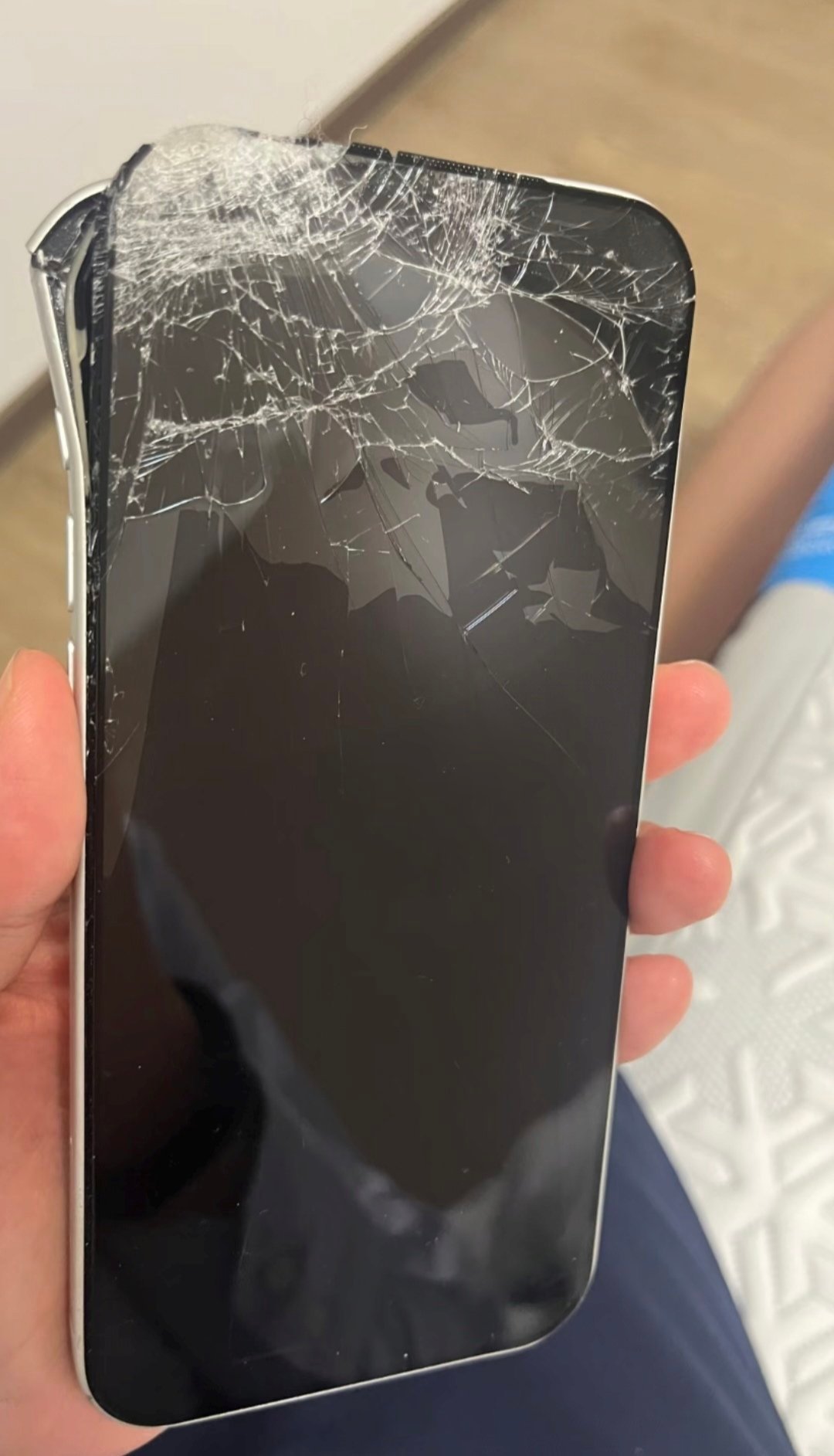 苹果手机摔成这样了，还有必要修吗？ 