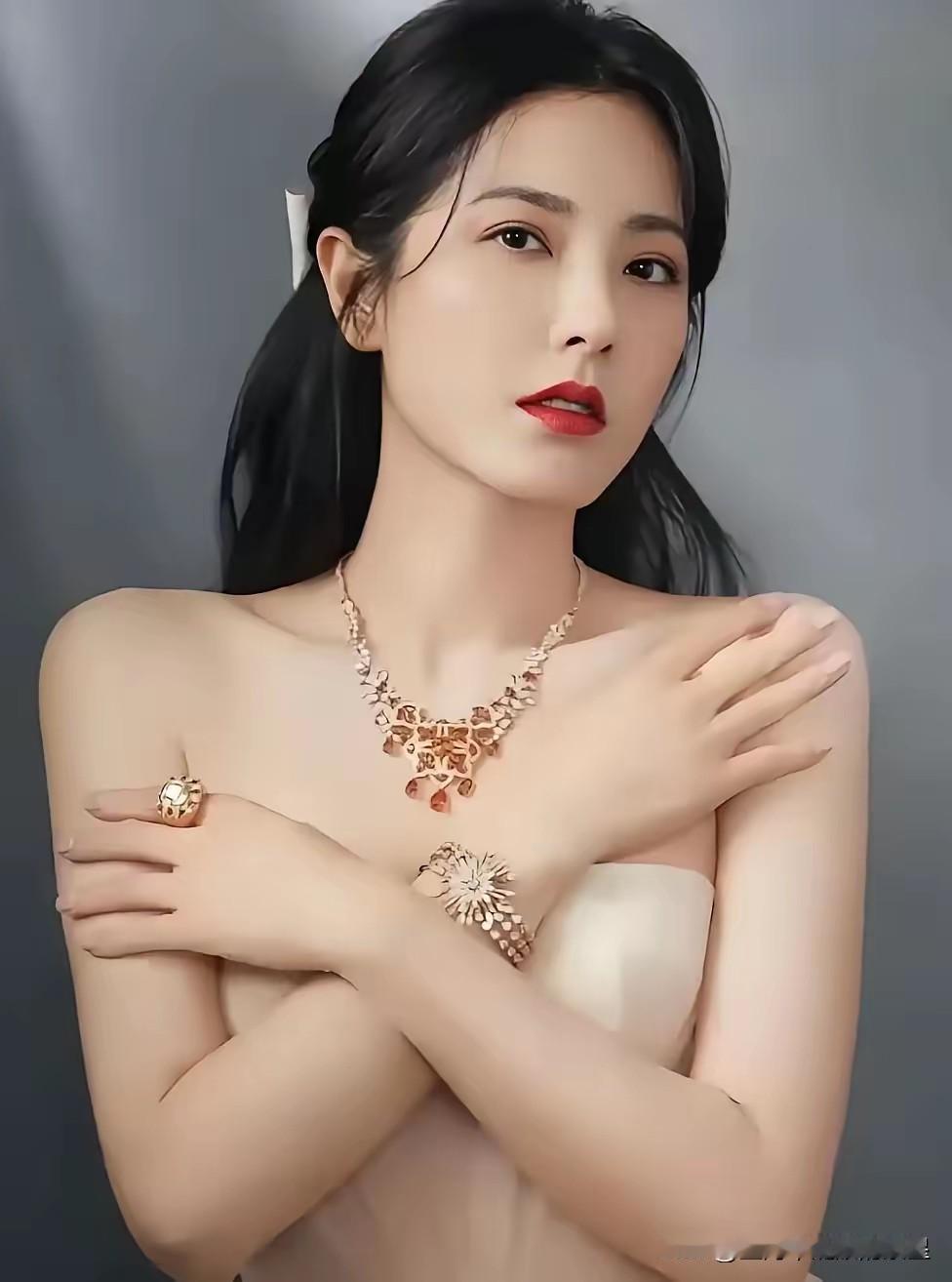 下面这个女人是征服无数男人的女演员，明明颜值出众人缘很好，曾黎年过半百依旧单身，