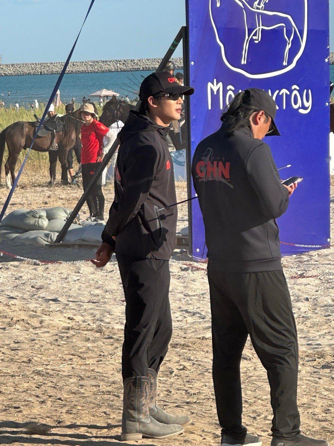 哈萨克斯坦比赛现场偶遇于适路人哈萨克斯坦偶遇中国队领队于适，身着队服站在那里气场