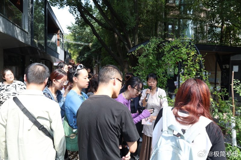 一只飞鸟游过大鱼/亭玉当时我们在菜园子里闻草野生的植物伴着硕大的蜜蜂在不远处盘旋