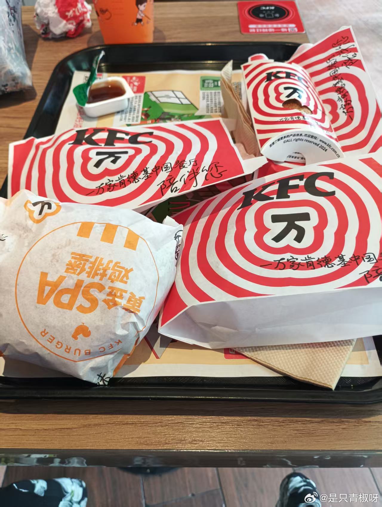 刘宇宁 肯德基 课程中间有个空段，不想到处溜达，干脆找了家肯德基门店，猫了进去来