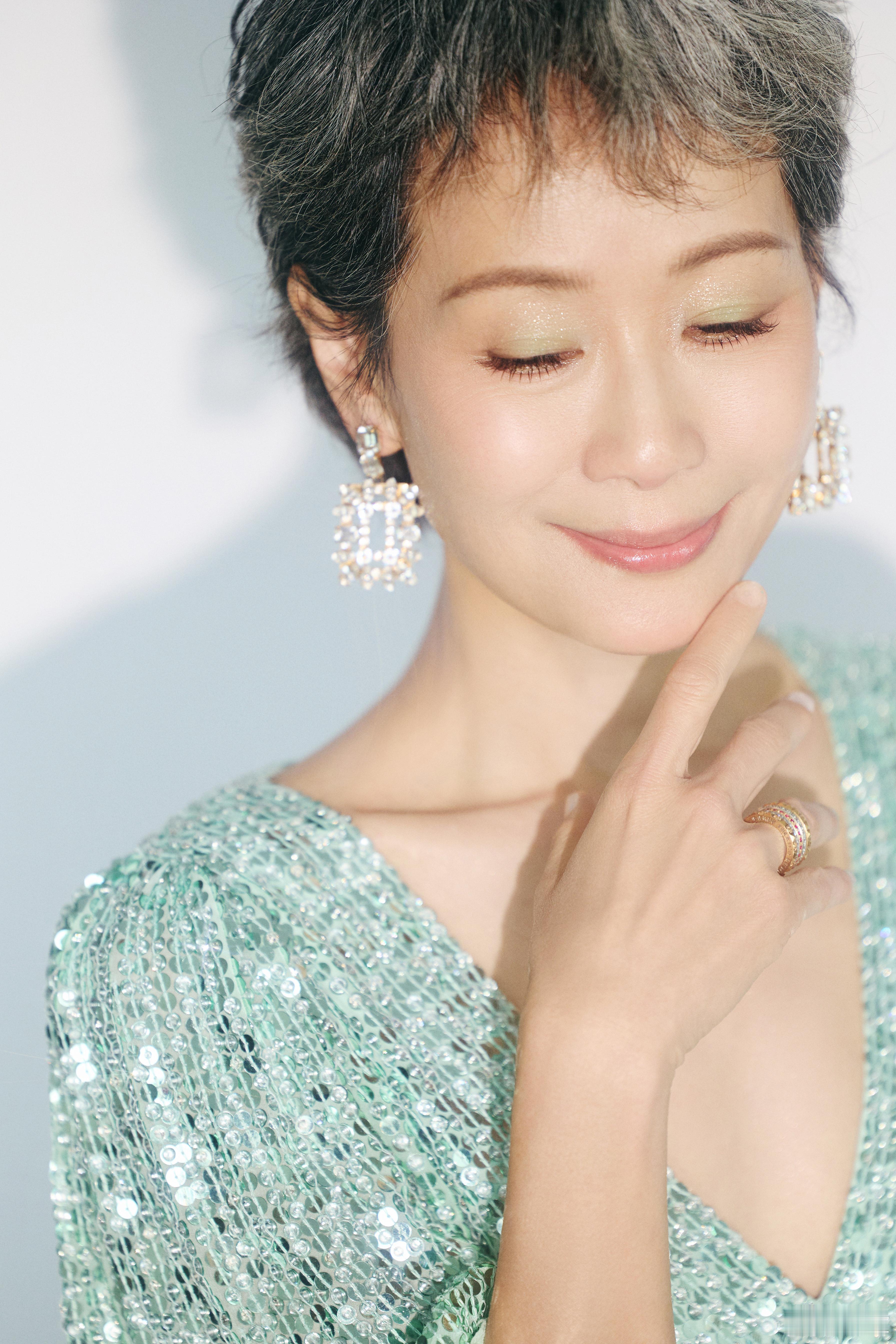 叶童姐姐端庄大气优雅，永远的许仙，当年真不知道许仙许仕林是女人演的，绿色和白色也