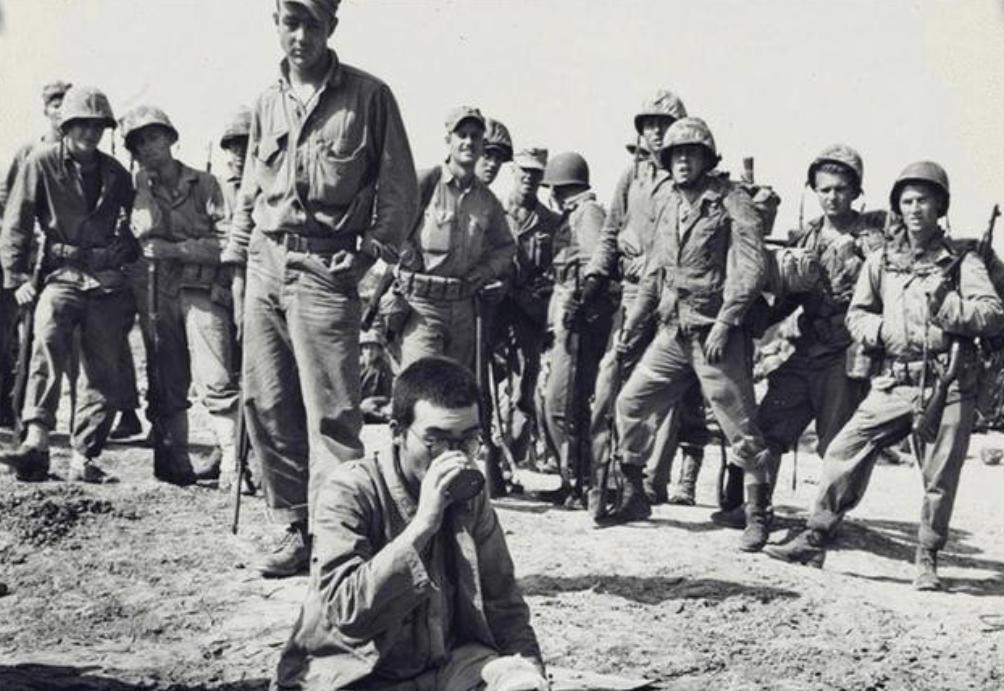 1944年，美军在日军尸体上发现了日军挥刀斩首澳大利亚陆军中士伦纳德的照片。照片