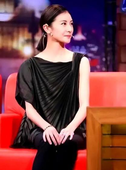 2008年，亿万富豪王微婚内偷偷和美艳的舞蹈演员同居后，回家想和老婆杨蕾离婚，却