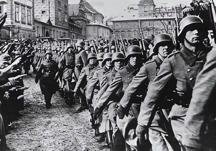 法国为什么会在1940年突然崩盘？答案不只在战场，更藏在一战后20年的误判里。