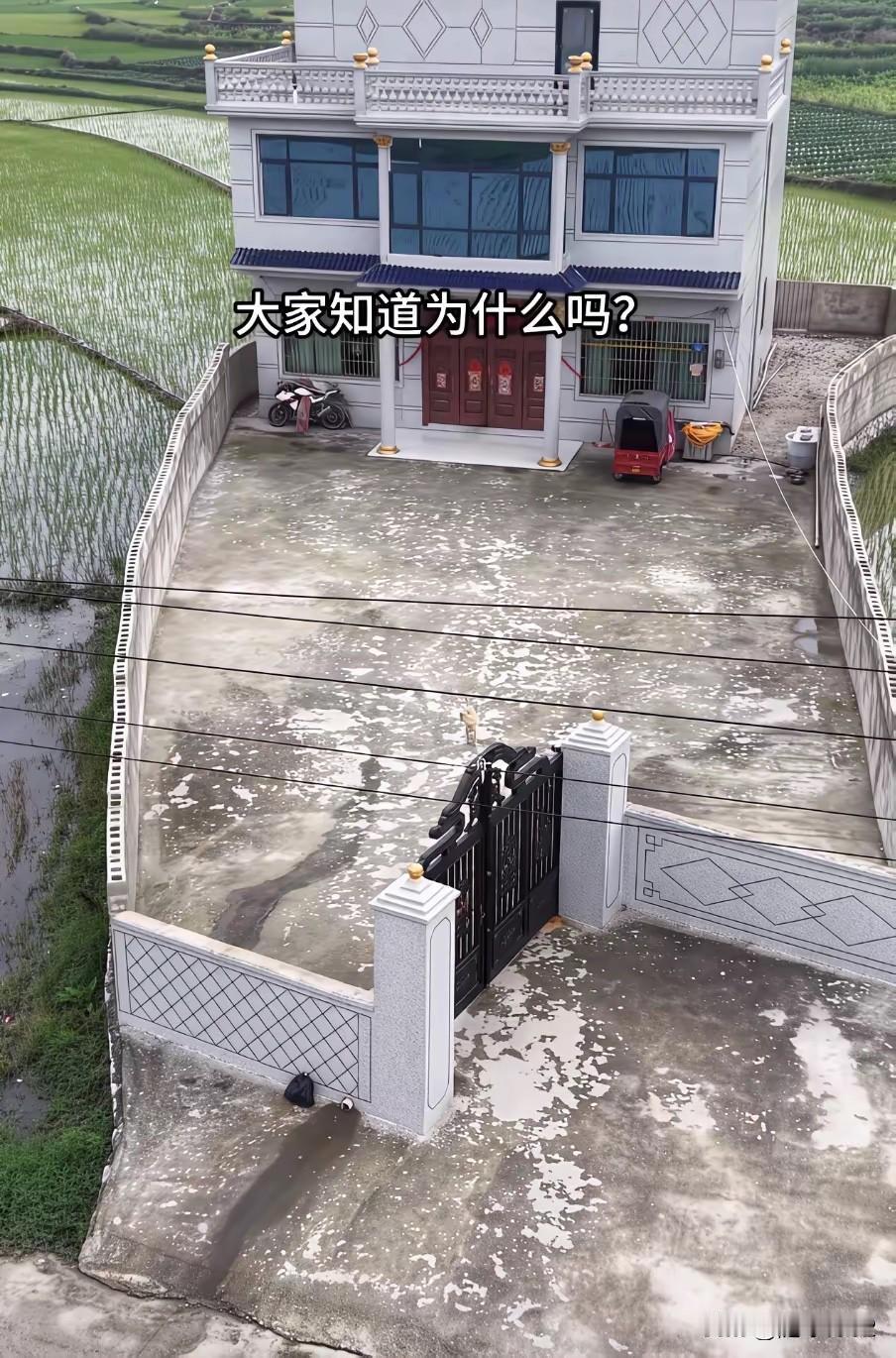 房子盖的挺好的，可不知道为什么要这样留大门，看着有点别扭。哪位懂风水学的朋友说一