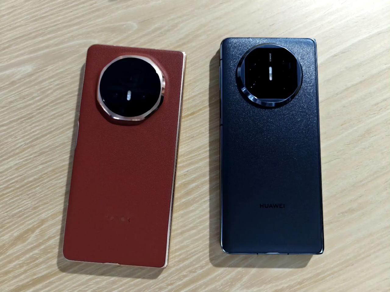 华为Mata X5对比荣耀MagicV3，外观差距很大，荣耀明显又轻又薄，屏幕细
